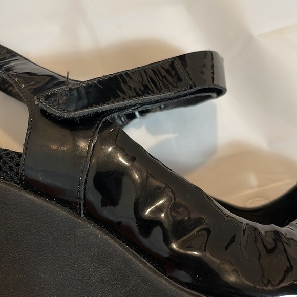 Easy spirit black raised heal with elastic closures  Size 7.5- like new - Picture 10 of 11